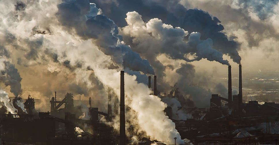 Na imagem vemos uma fábrica emitindo poluentes e contribuindo para a poluição industrial